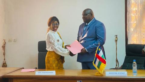 LA SIGNATURE DE PROTOCOLES D’ACCORD ENTRE LE DEPARTEMENT ET LES ONGS ŒUVRANT DANS LE DOMAINE DE LA JUSTICE EN CENTRAFRIQUE